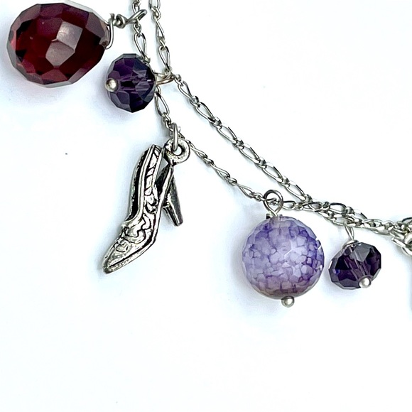NWT 💟 DOUBLE STRAND CHARM BRACELET IN TONES OF PURPLE CRYSTALS WITH SHOE CHARMS - Picture 6 of 8